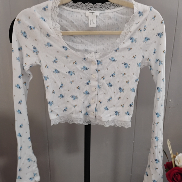 Forever 21 Tops - Forever 21 White Ribbed Button-Front Crop Top with Blue Floral Print